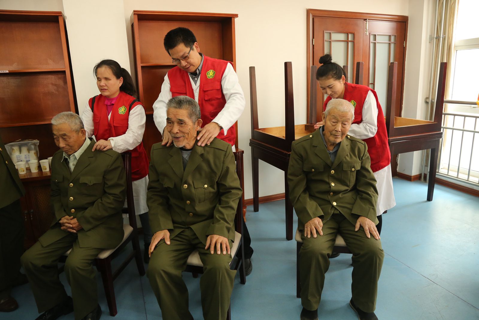 志愿者为老人开展按摩服务