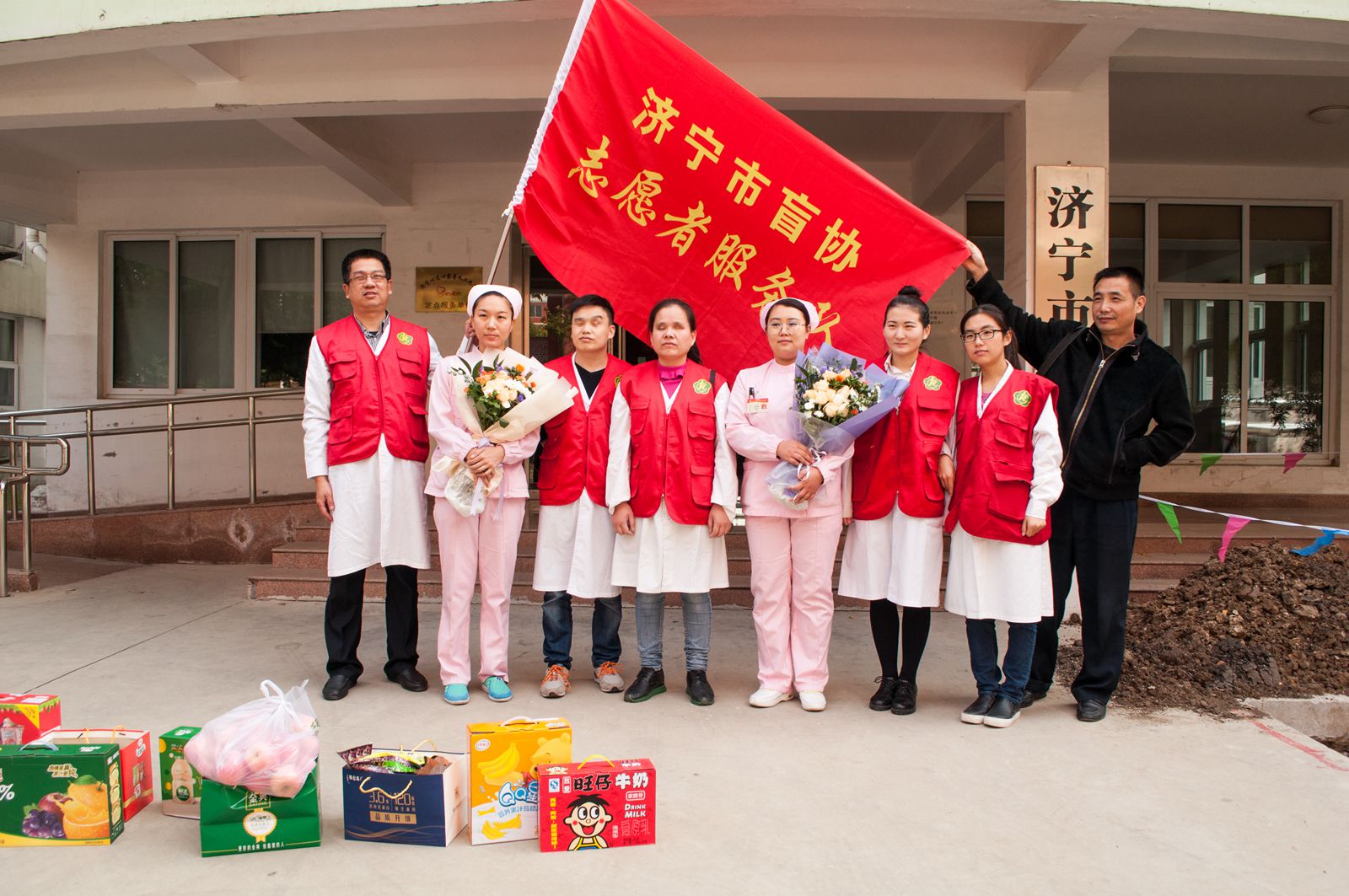 图为市盲协志愿者服务队